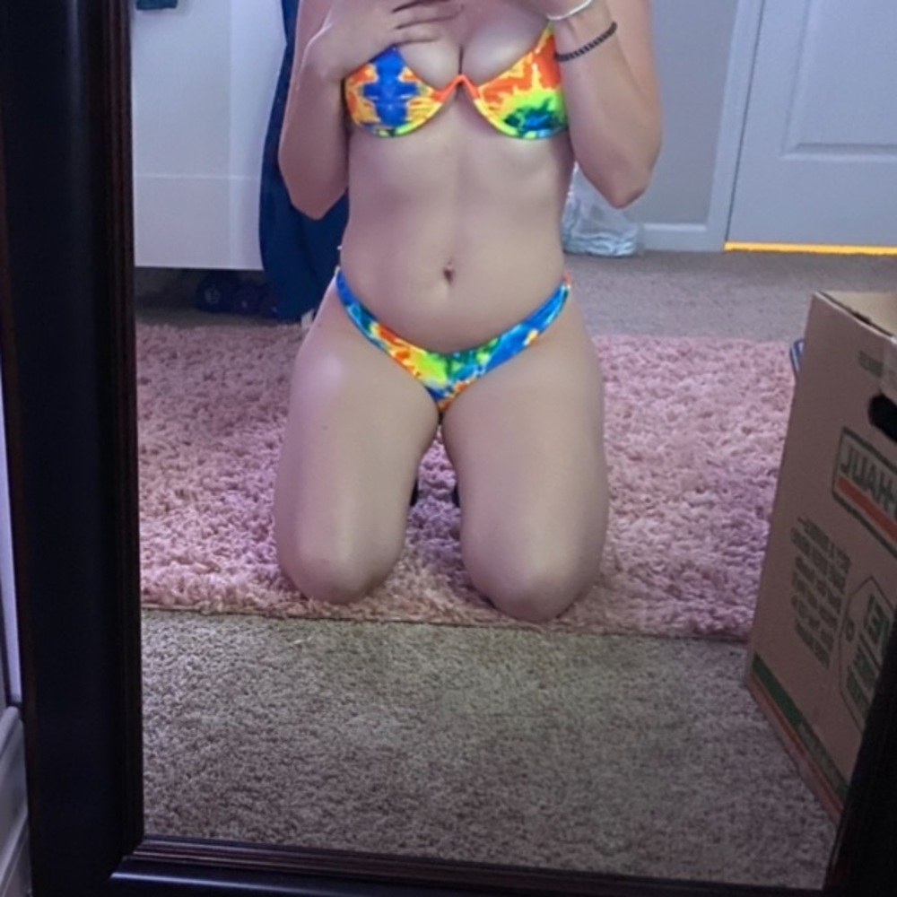 Tie dye bikini top 🍍